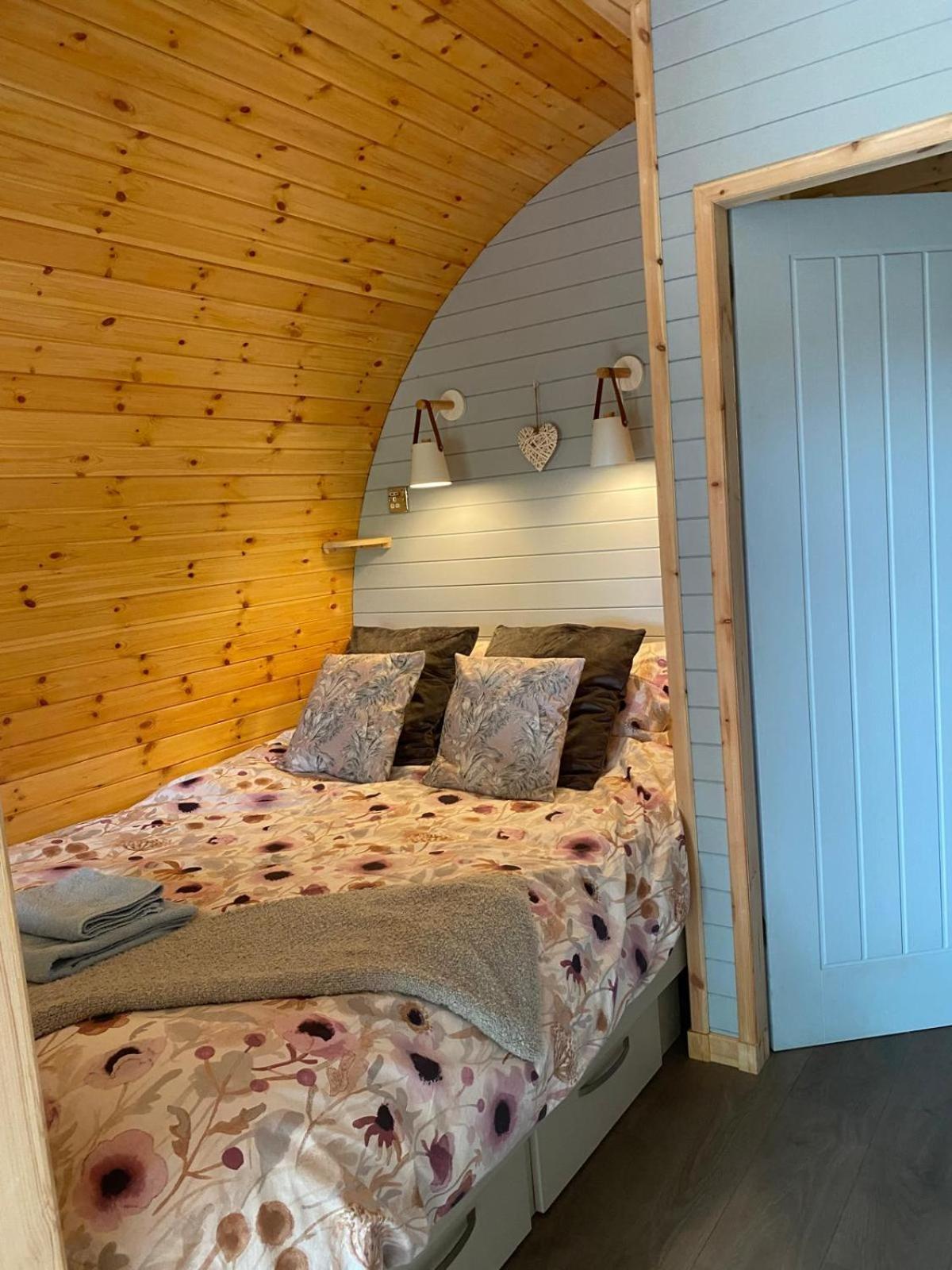 Campsie Luxury Pods With Hot Tub * Глазго