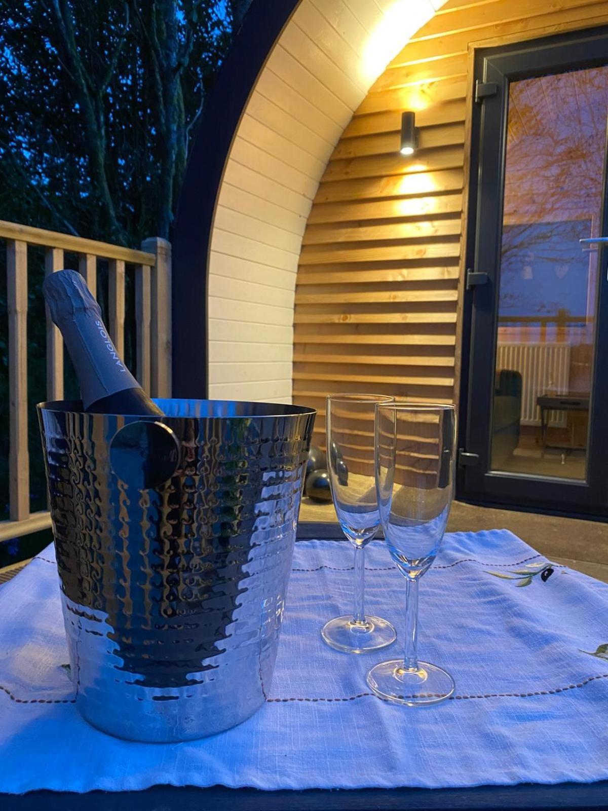 Campsie Luxury Pods With Hot Tub Глазго