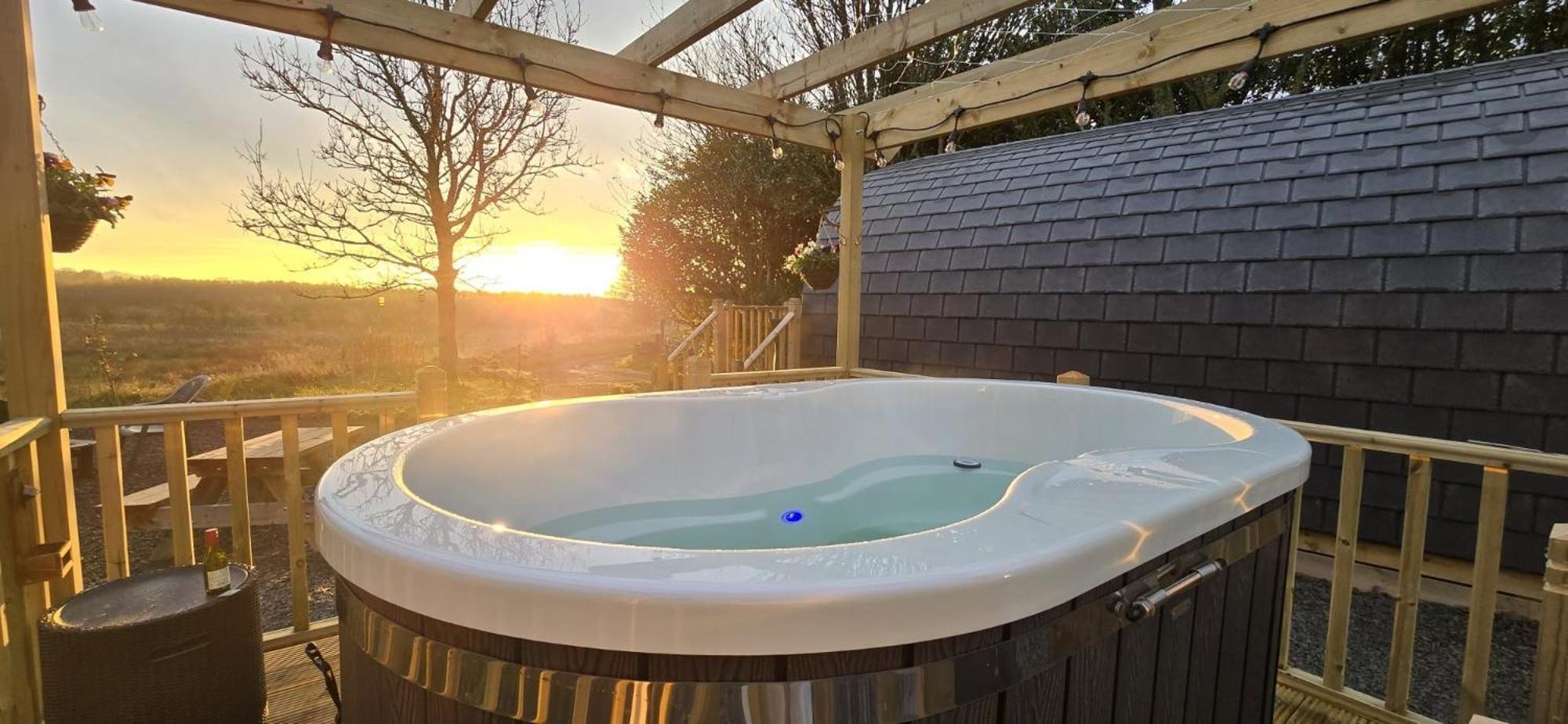 Роскошный шатер Campsie Luxury Pods With Hot Tub